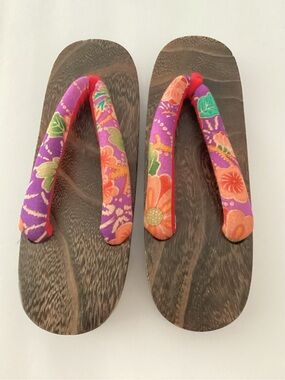 Women’s Japanese wooden Geta sandals
